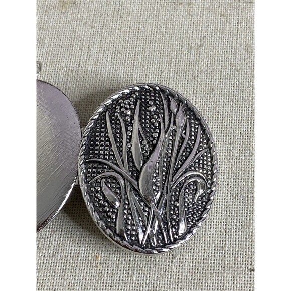 Sarah Coventry LeaSilver Tone Picture Locket Pendant 1-3/4" INCH SIZE  VTG VGC - Picture 1 of 7